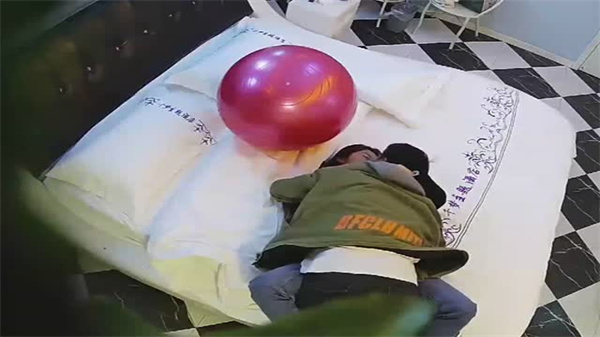 【情趣酒店偷拍未流出】校花女友瑜伽球上疯狂做爱，娇喘连连水声四溅！ 海报