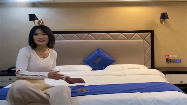 花臂哥酒店约炮缺钱兼职美女，欠债骚货为钱卖身任人狂操 海报