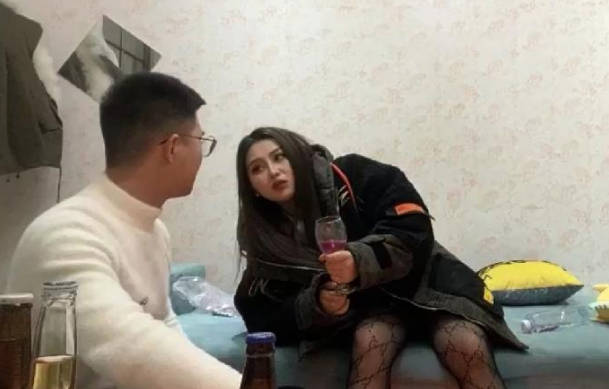 大胸女神，一直说不要 被大佬强上 手被咬出血 海报