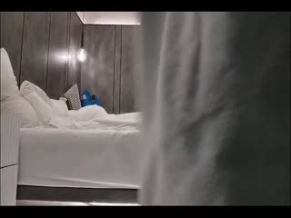 清纯良家酒店偷情被后入狂顶 暴力抽插到骚穴喷水 妹子哭喘求饶不停 海报