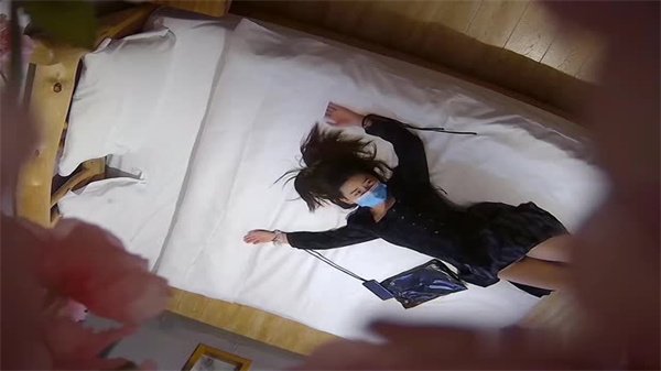 偷拍流出：热恋情侣宾馆开房激情啪啪，娇喘不断水声四溅 海报