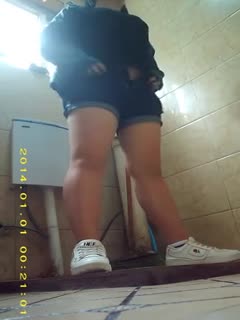 【厕所偷拍】厕所偷拍5 学生妹子果然青春靓丽 海报