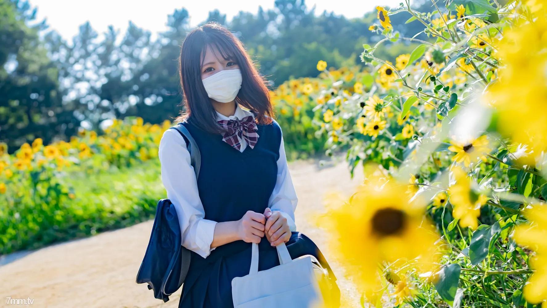 稚气未脱的白皙清秀的Fcup美〇女子〇生···用不习惯的手动作夹入男性生殖器一边享受摇晃的美巨乳一边无橡胶阴道内。 海报
