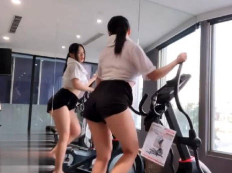 台灣 健身房大奶妹抓到偷拍客.反而跟他幹一炮 海报