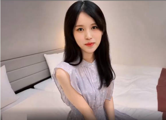 高颜值美女与小哥宾馆玩自拍 海报