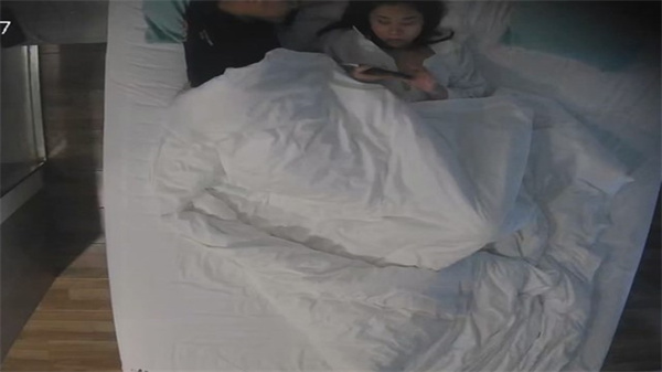 酒店偷拍热恋情侣！C罩杯巨乳妹与新男友激情开房，大奶晃动汁水四溅 海报