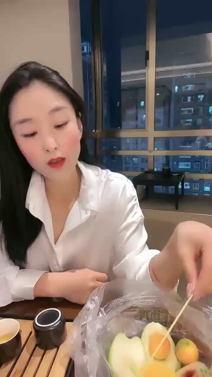 2024年4月，重磅20小时，御姐控的福音，【穿过你的发丝】，170大长腿东北美女，沐浴自慰骚气逼人3 海报