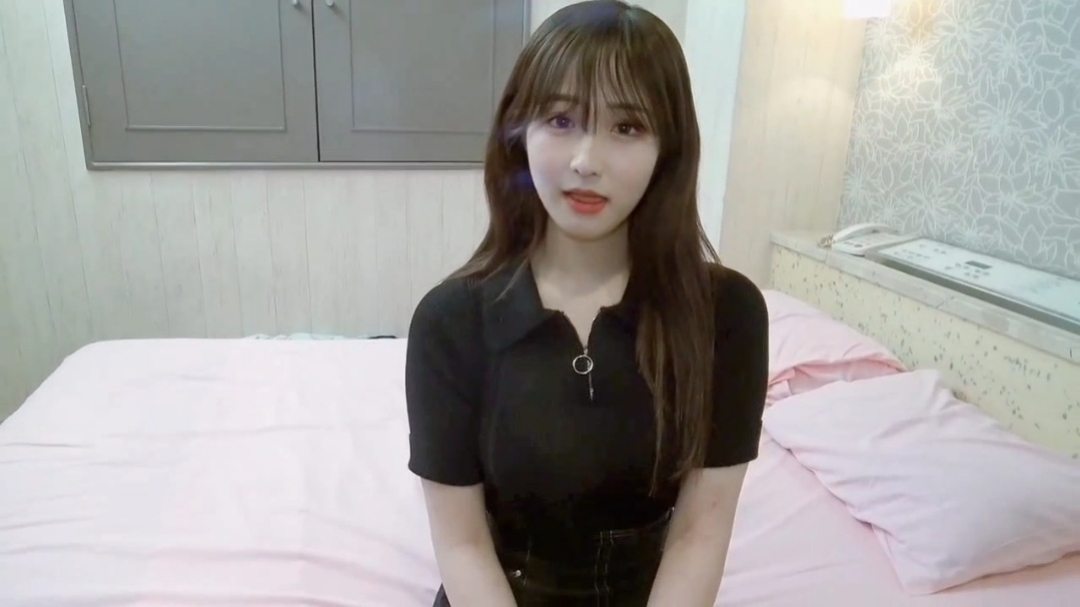 超高质量颜值白皙美女 海报